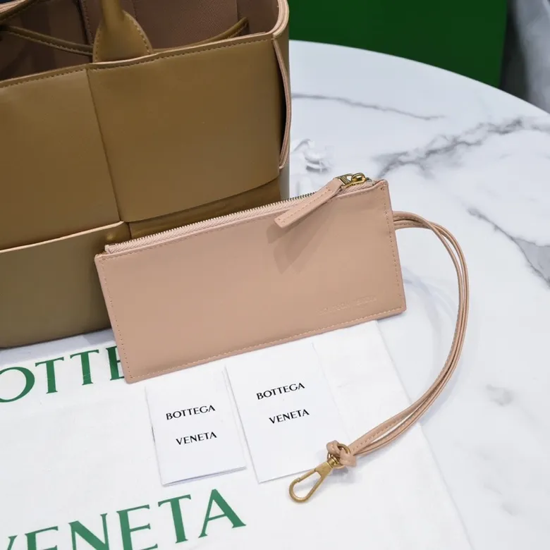 Batch 1760 medium arco, BottegaVeneta# official website latest cowhide leather with inner sheepskin SLIP tote handbag, and the logo has been changed to the side panel😍The oversized woven design really makes it a huge gap from ordinary tote bags🔗🔗Different color combinations inside and outside ⛓Daniel Lee leads the brand's DNA to continue to evolve with fresh inspiration🧬🧬showing a balanced style of luxury and reality👉: 30*20*12 Model: 9893#